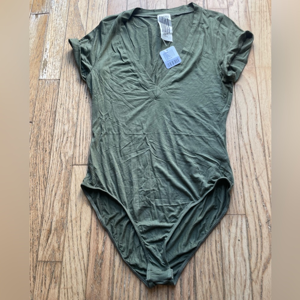 Free People Olive V-Neck Bodysuit size medium active women’s short sleeve